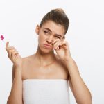 Probleme generate de aplicarea exfolianților acizi pe gât fără test
