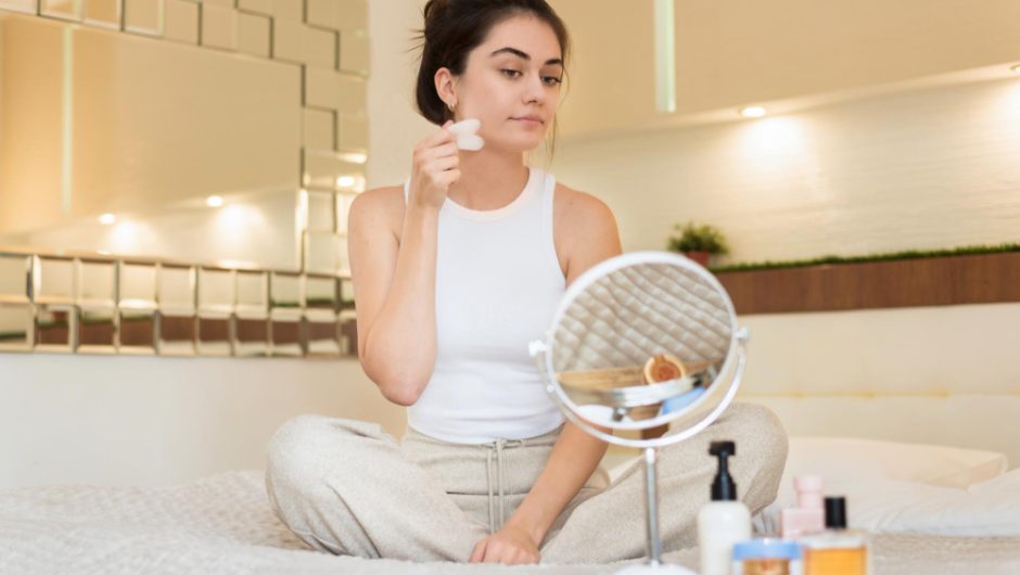 Cum îți influențează hormonii aspectul pielii în fiecare lună