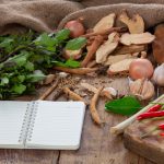 Cum să îți crești imunitatea prin ierburi și condimente