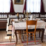 Cum decorezi cu piese vintage fără să pară casa bunicii