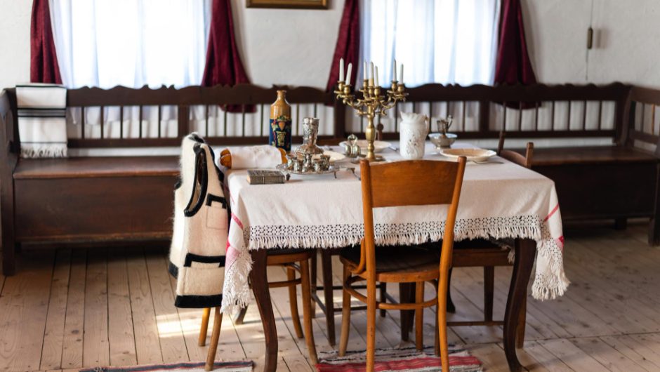 Cum decorezi cu piese vintage fără să pară casa bunicii