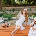 Grădina cu farmec rustic modern: lemn, piatră, flori lejere și mobilier simplu