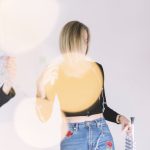 Accentele albe pot lumina o ținută fără să-i schimbe direcția stilistică