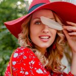 Ținute elegante pentru caniculă: materiale și croieli care lasă pielea să respire