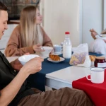 Cum alegi între mic dejun inclus și cazare fără masă