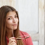 Coșurile de pe linia maxilarului: Ce factori pot contribui la apariția lor